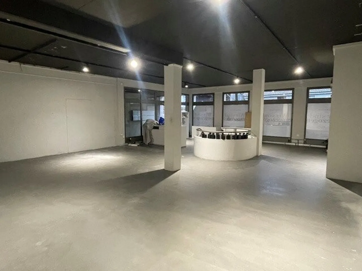 Retail space for rent - from 01.10.2026 - Photo 2 of 8