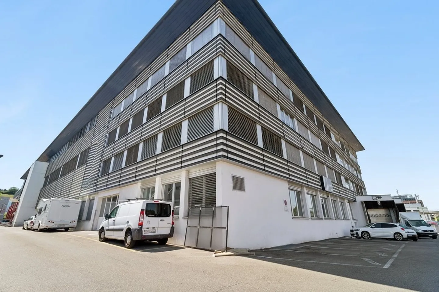 Spacious commercial space and offices for rent in Schlieren - Photo 1 of 10