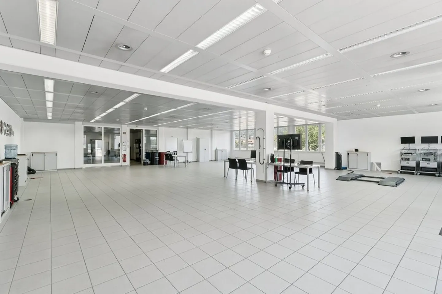 Spacious commercial space and offices for rent in Schlieren - Photo 3 of 10