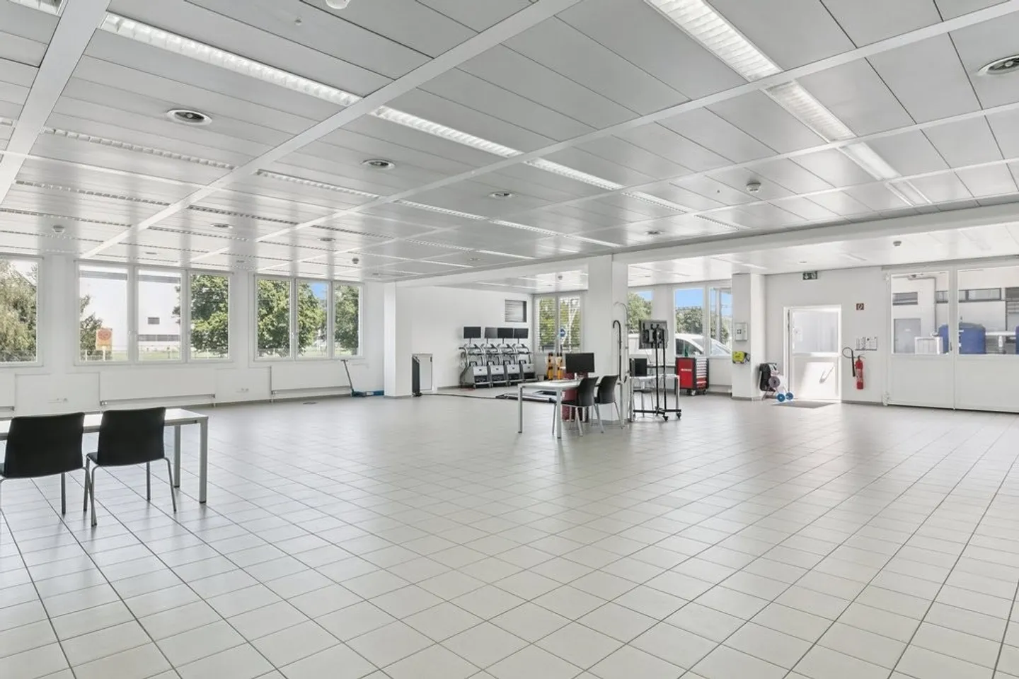 Spacious commercial space and offices for rent in Schlieren - Photo 4 of 10
