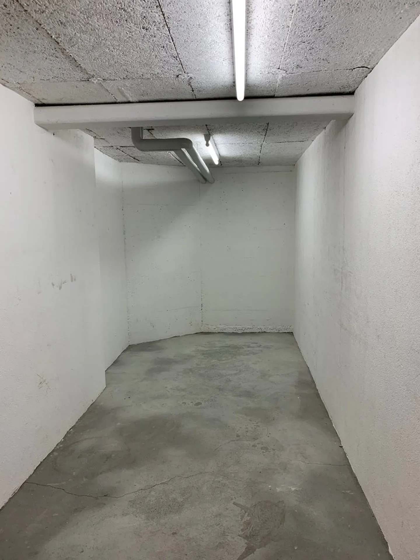 Small storage of 13 m2 in residential building - Photo 3 of 7