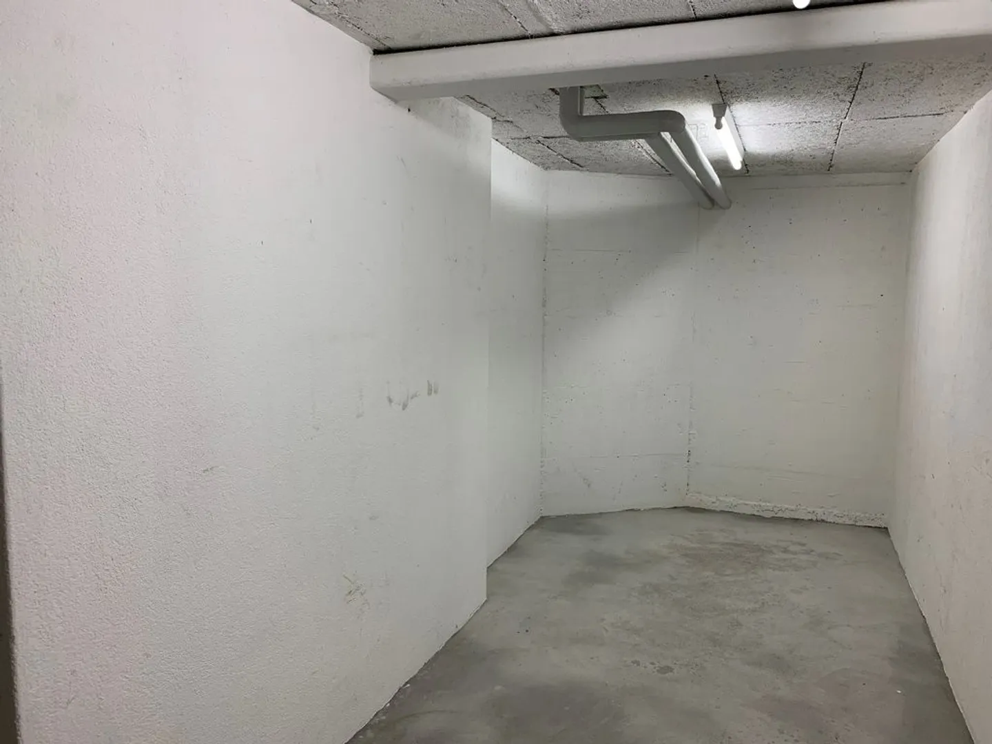 Small storage of 13 m2 in residential building - Photo 5 of 7