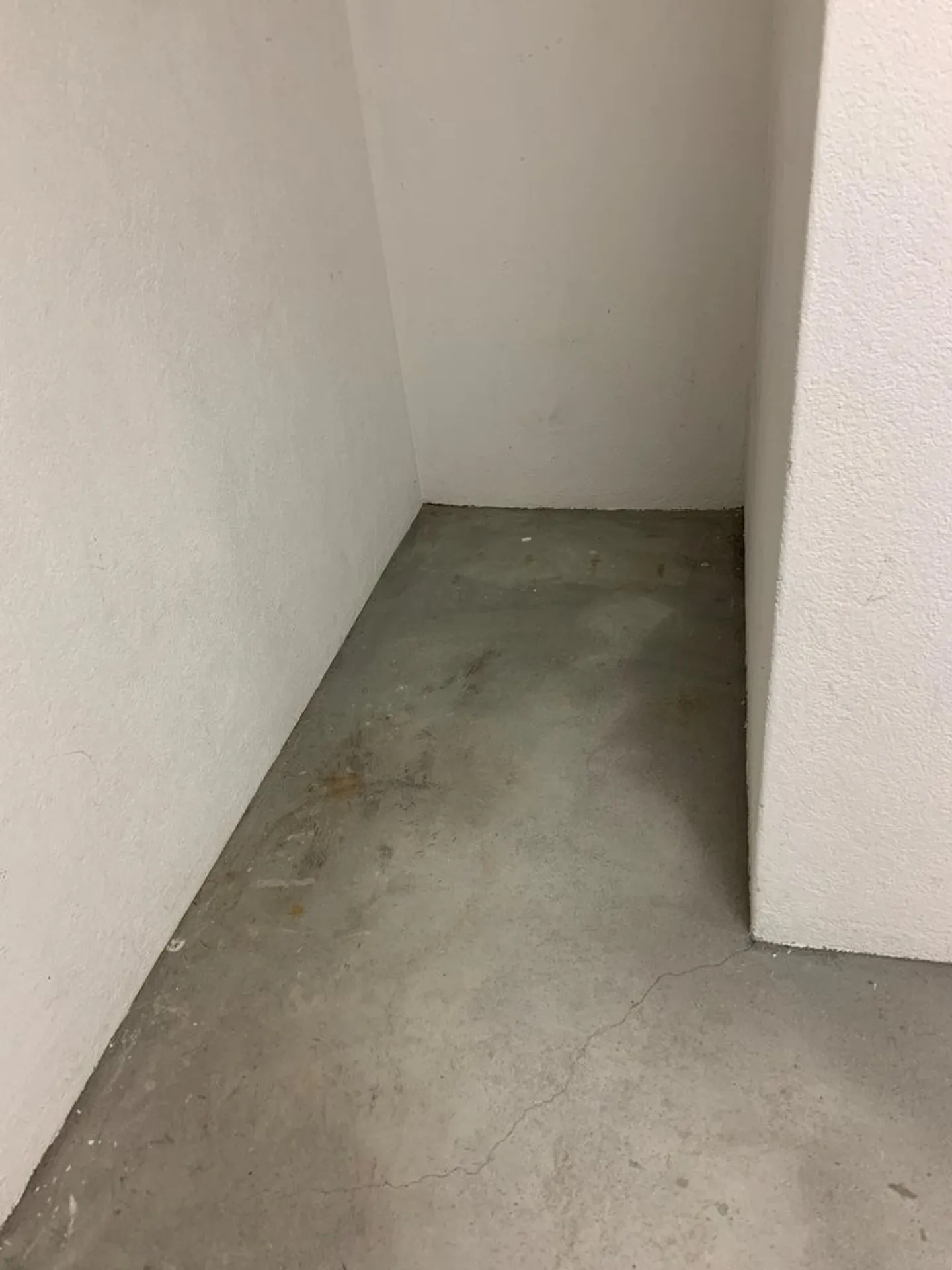 Small storage of 13 m2 in residential building - Photo 6 of 7