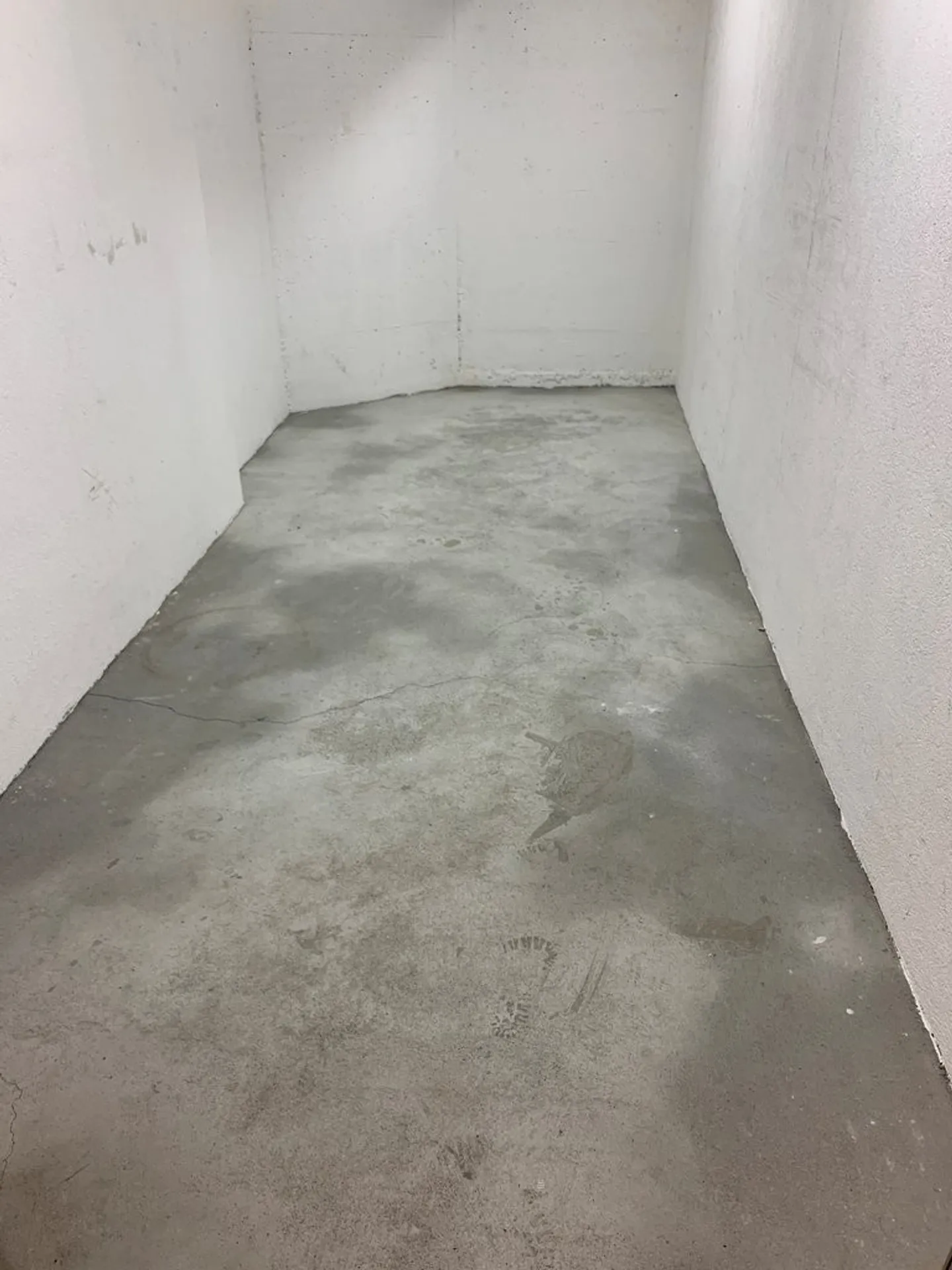 Small storage of 13 m2 in residential building - Photo 7 of 7