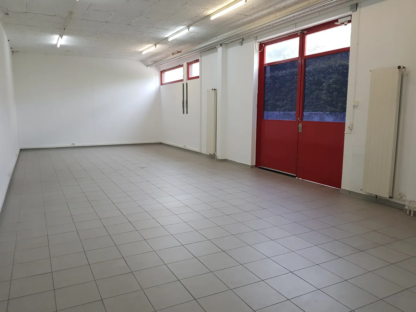 Mixed-use space warehouse / office / showroom - Flexible lease - Photo 6 of 8