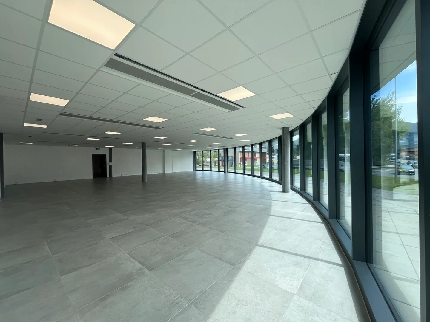 Modern surface 243 m2 - 1 month free - Photo 3 of 6