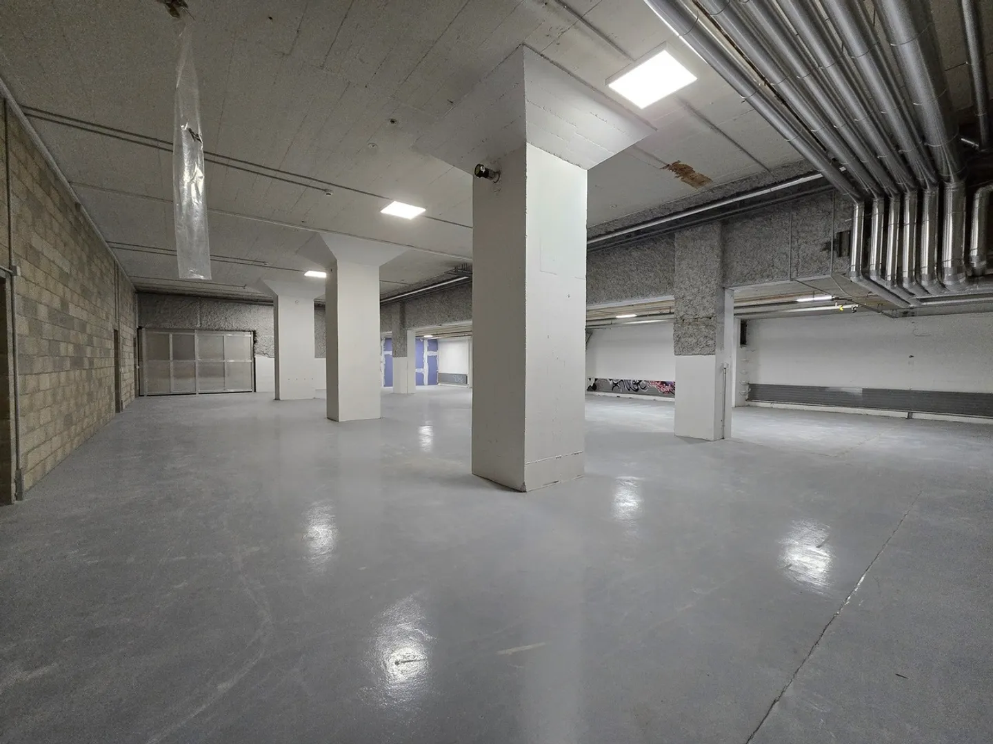 Large warehouse 295m2 - Excellent location - Blécherette - Photo 2 of 6