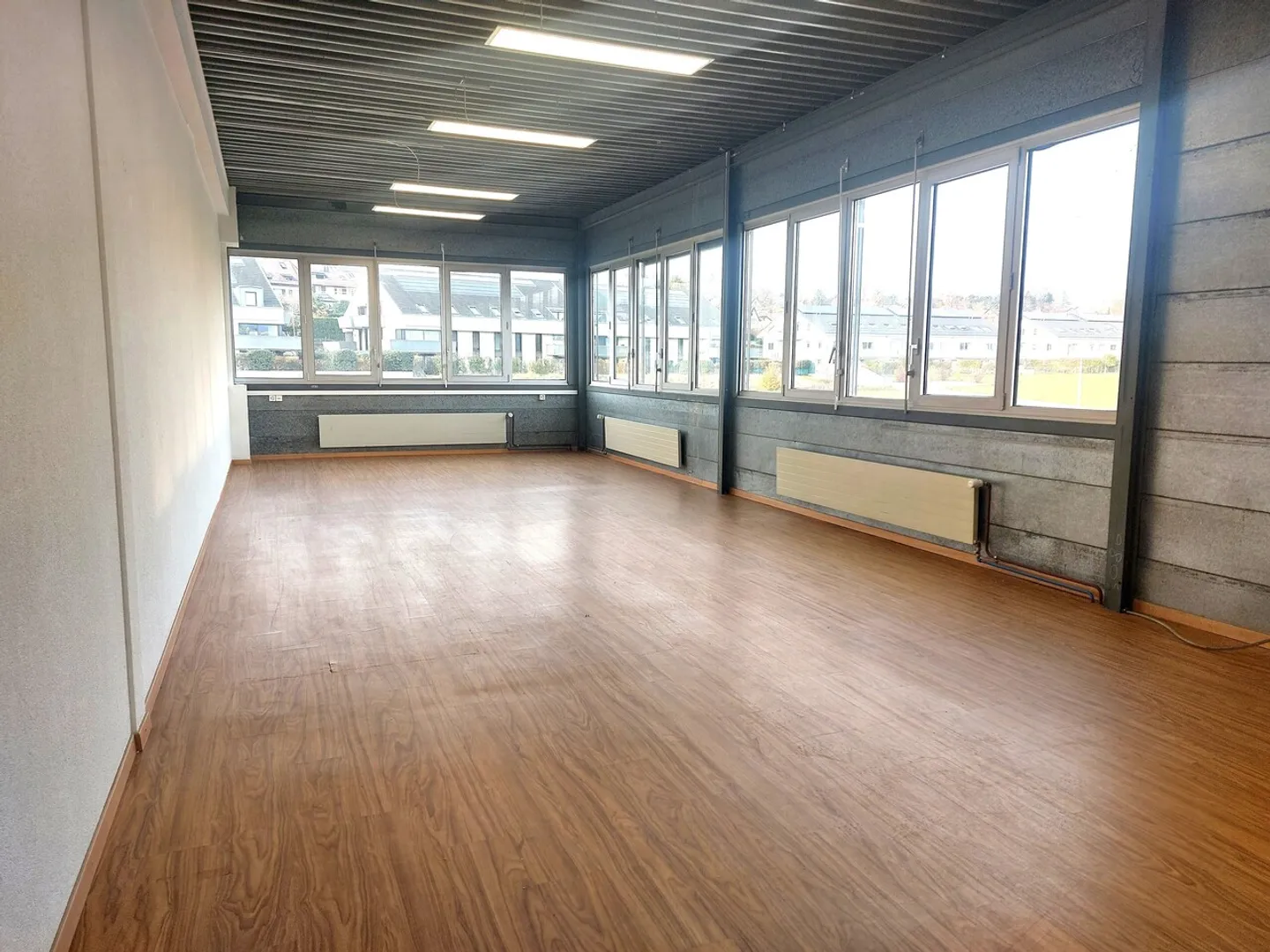 Bureau de 61 m2 - zone déchargement avec plateforme - Bail flexible - Photo 2 of 5
