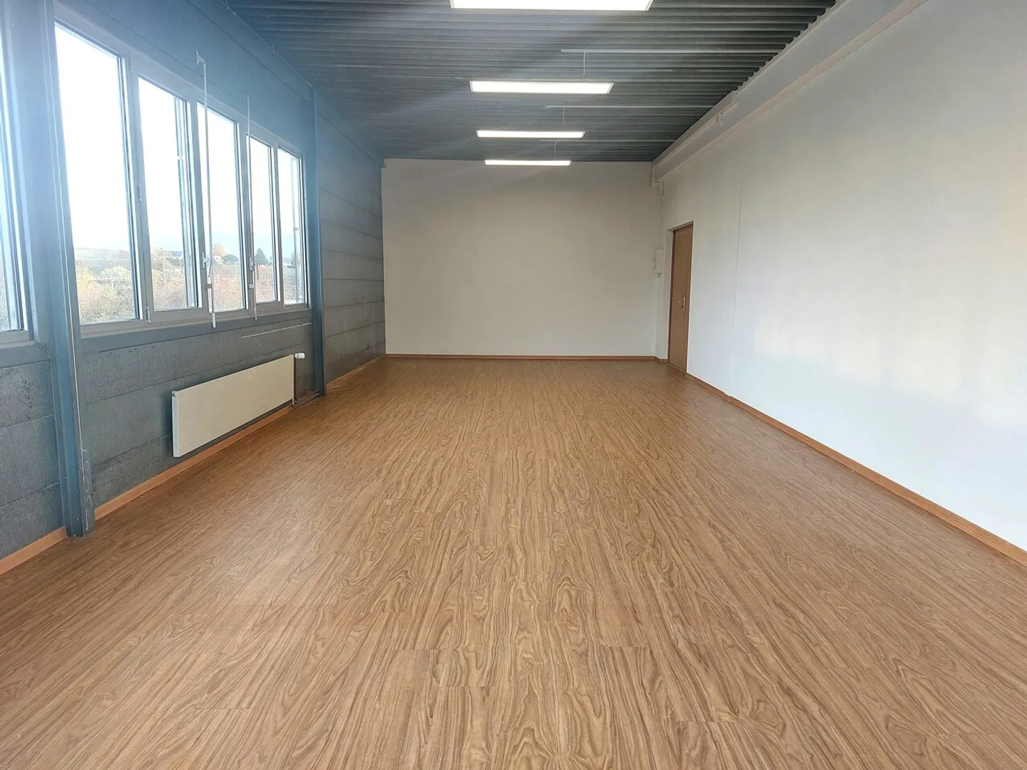 Bureau de 61 m2 - zone déchargement avec plateforme - Bail flexible - Photo 3 of 5