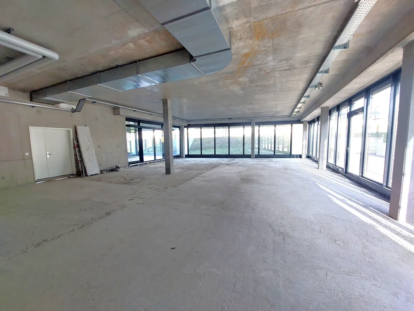 Surface commerciale au rez d'env 210 m2 - Proche commodité  - Photo 5 of 6