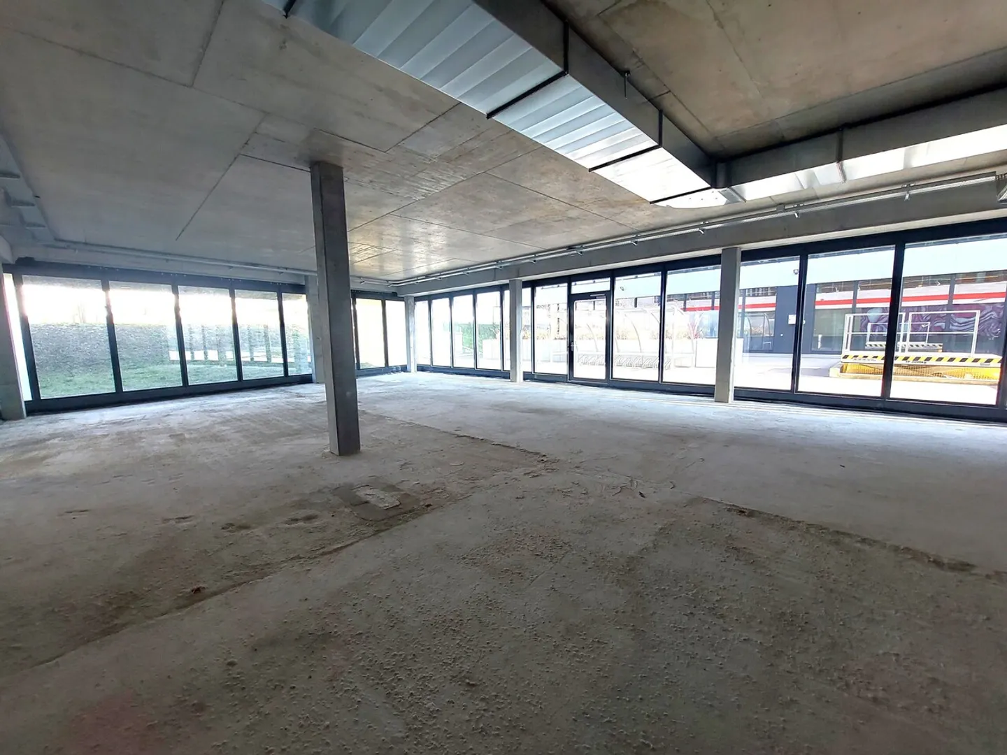 Surface commerciale au rez d'env 210 m2 - Proche commodité  - Photo 3 of 6