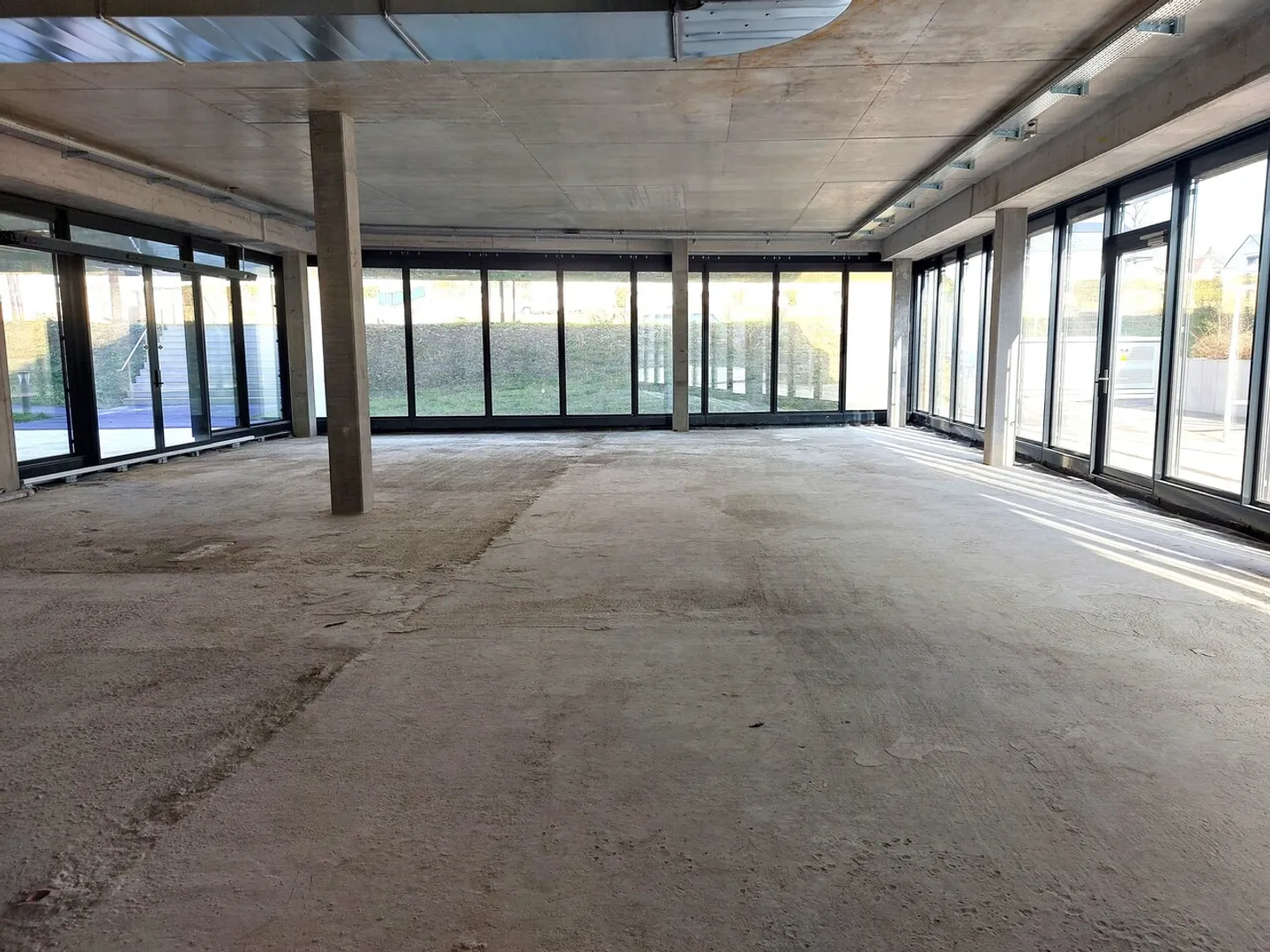 Surface commerciale au rez d'env 210 m2 - Proche commodité  - Photo 2 of 6