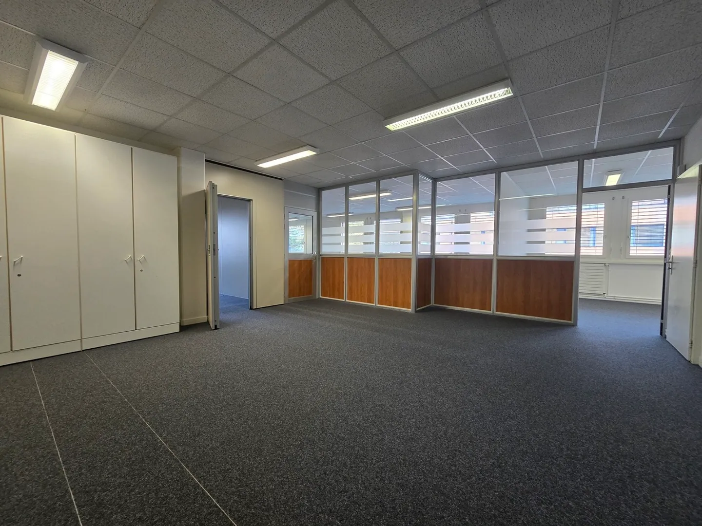 Helles Büro von 156m2 - Sonderangebot! Die ersten 2 Mieten geschenkt - Foto 1 von 11
