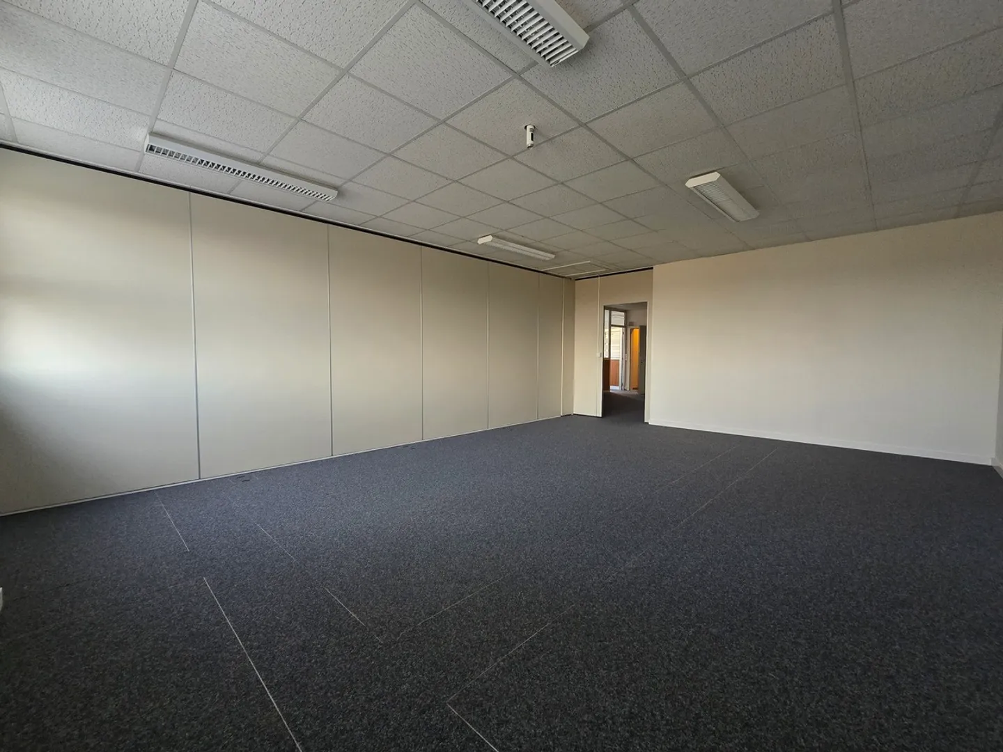 Helles Büro von 156m2 - Sonderangebot! Die ersten 2 Mieten geschenkt - Foto 5 von 11