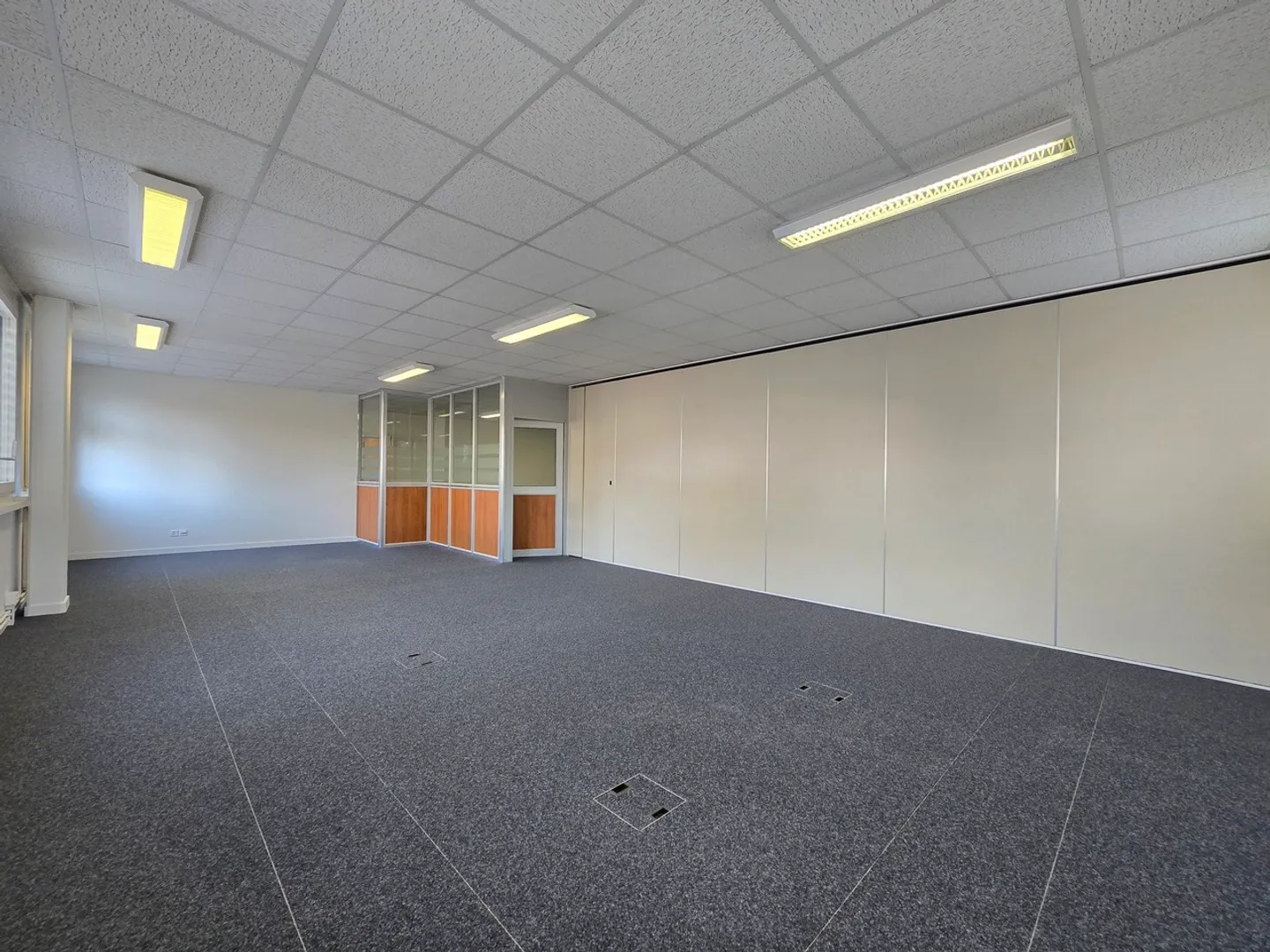 Helles Büro von 156m2 - Sonderangebot! Die ersten 2 Mieten geschenkt - Foto 2 von 11