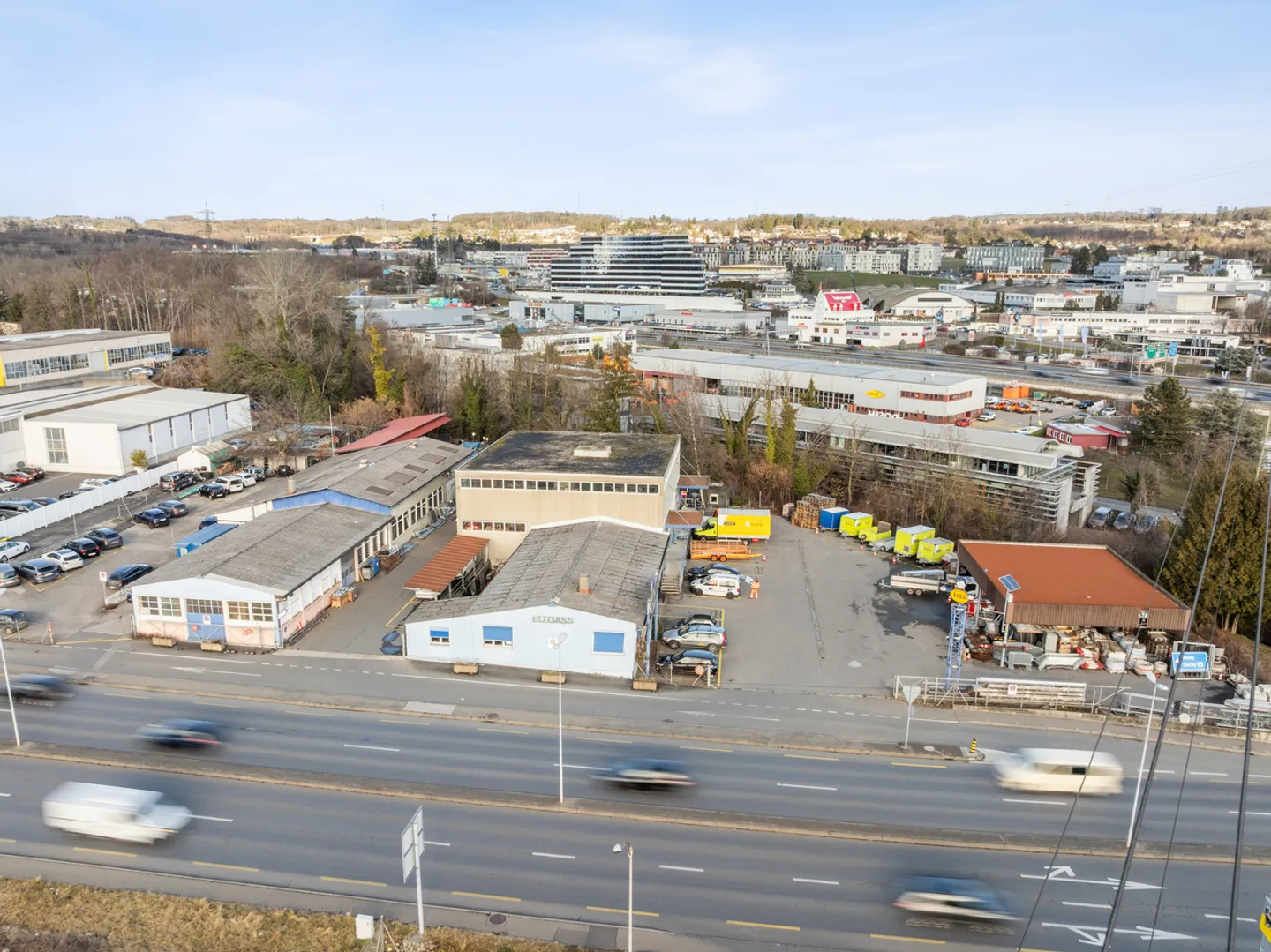Geräumiges Gewerbegebäude - Foto 1 von 9