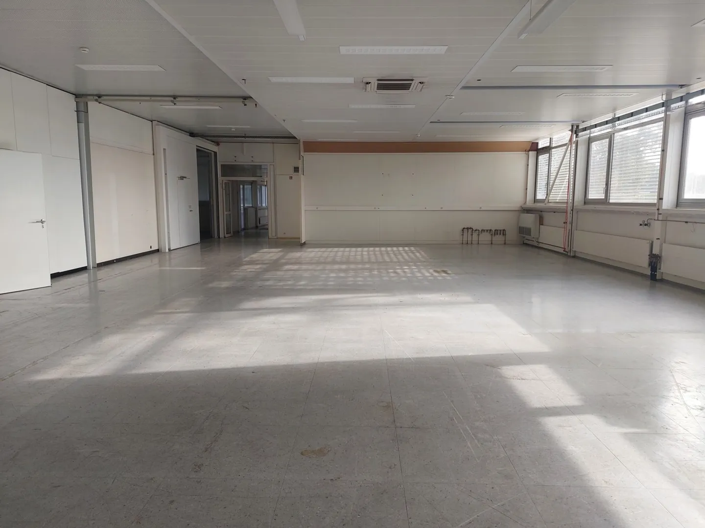 Ampio laboratorio in affitto - Foto 4 di 11