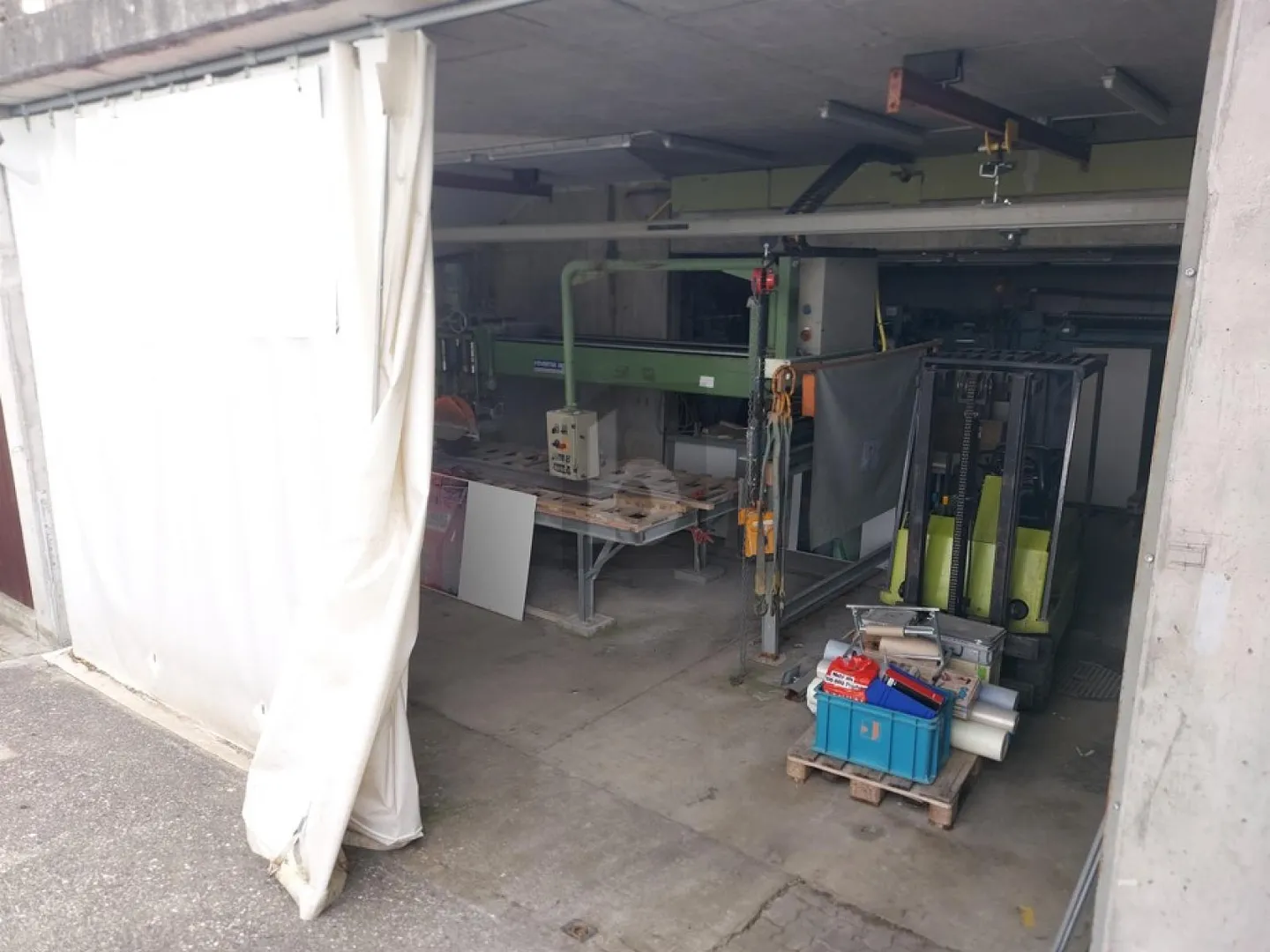 Fully Equipped Workshop for Rent - Photo 3 of 4