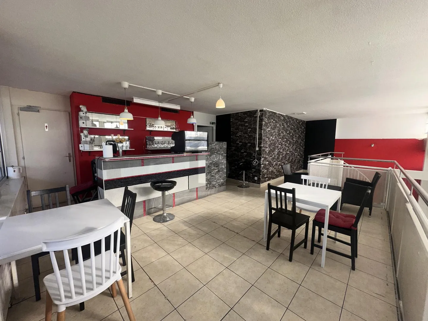 CHARMANT ET CENTRAL AVEC UNE CLIENTÈLE D'HABITUÉS - Foto 2 von 4