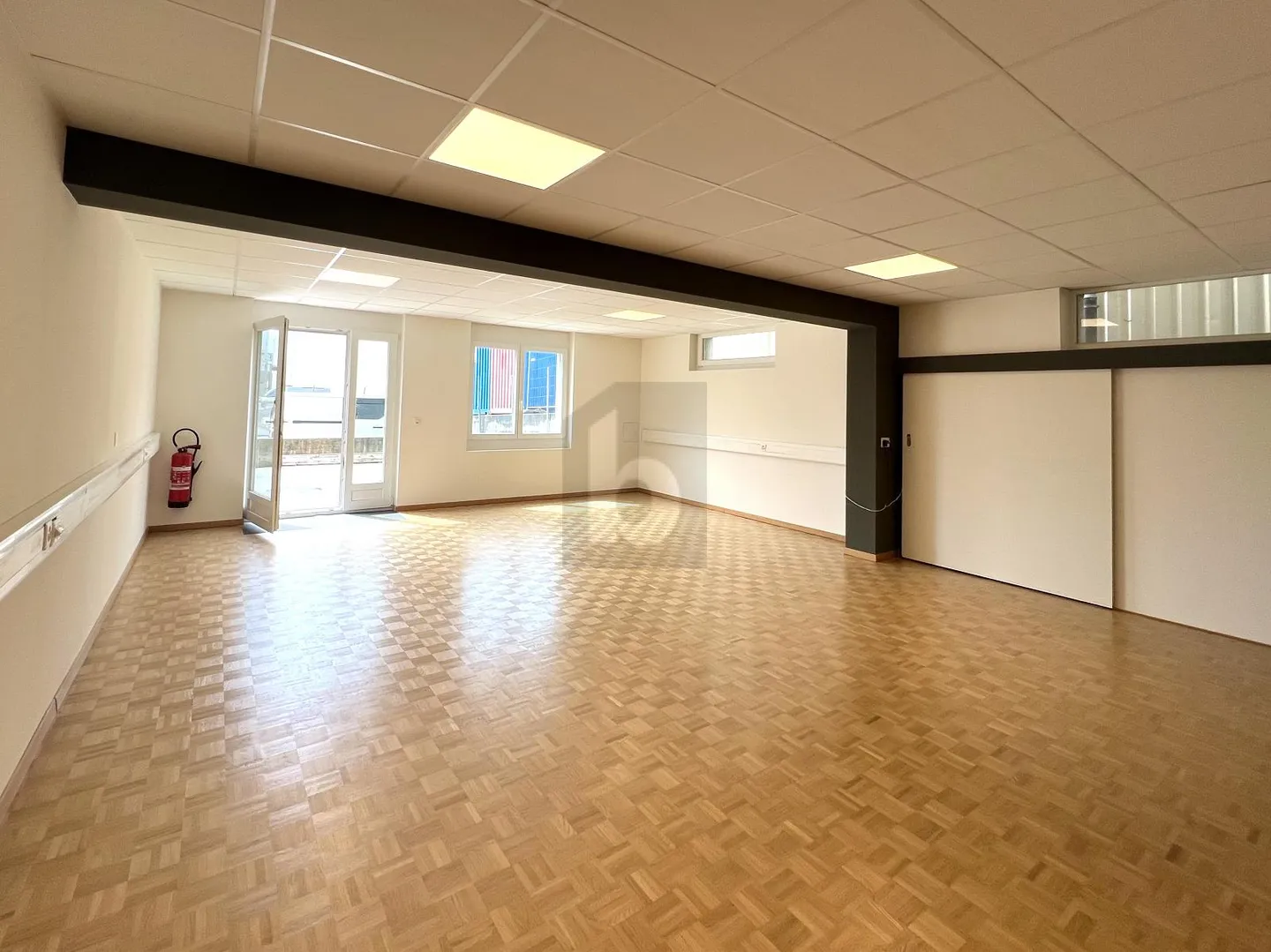 Büro im Erdgeschoss mit Parkplatz - Foto 2 von 6