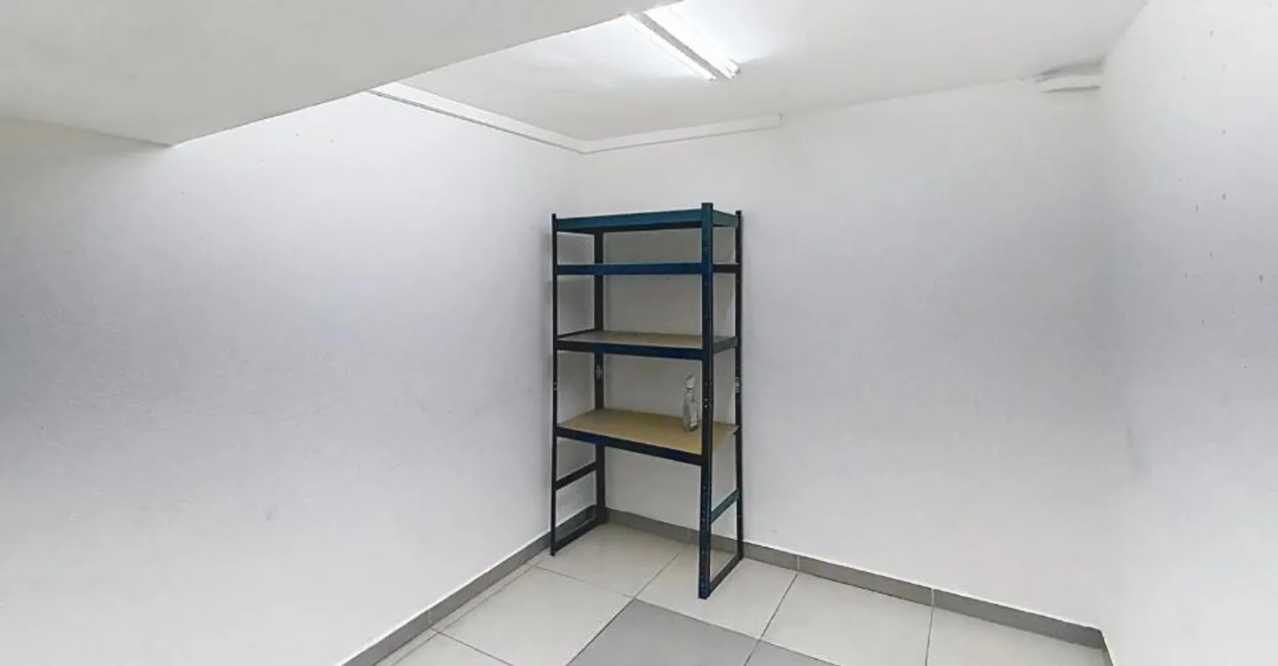 Spazio di stoccaggio al piano terra - Foto 6 di 9