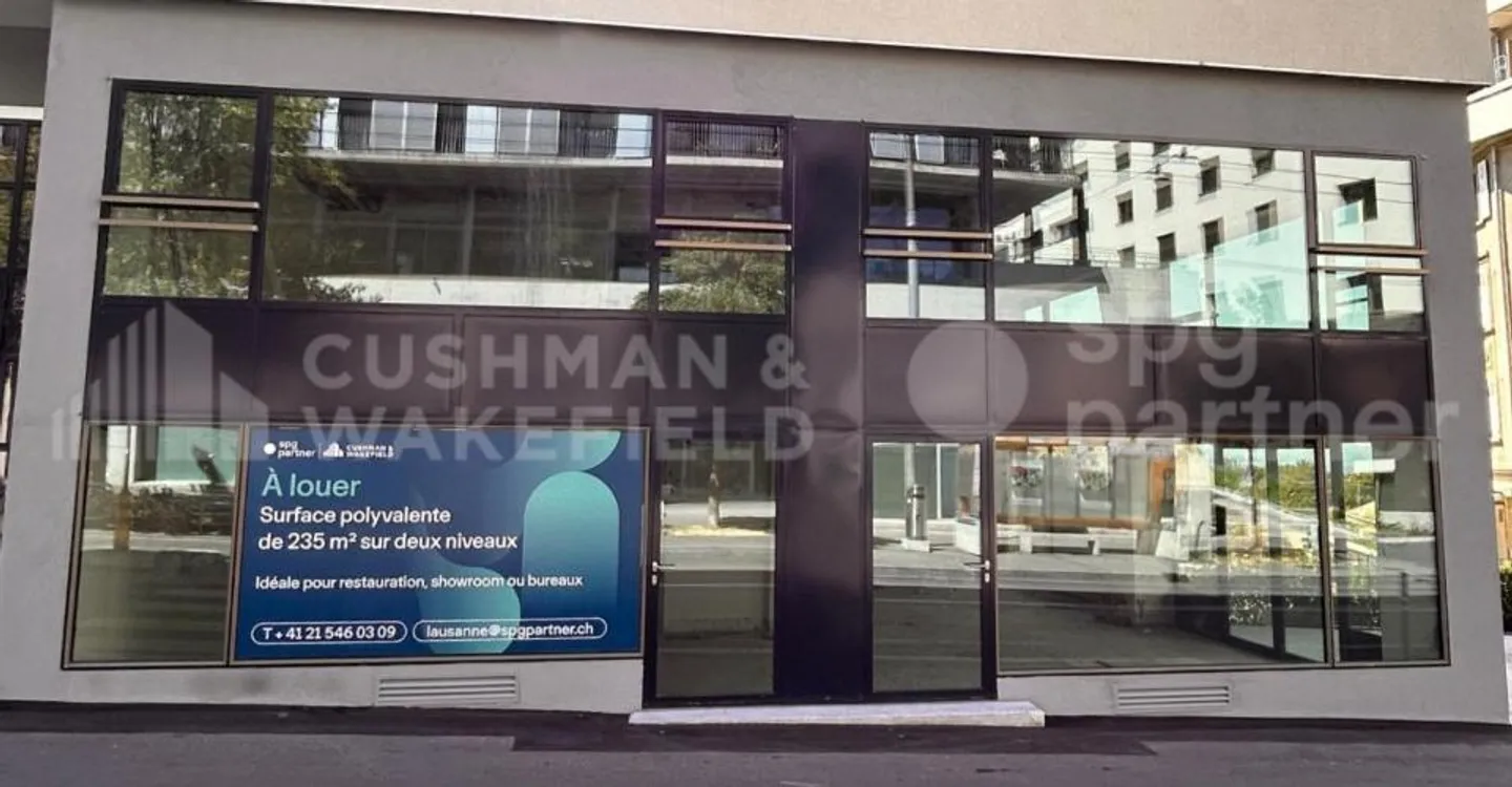 Spazio Commerciale con Alta Visibilità - Foto 2 di 13