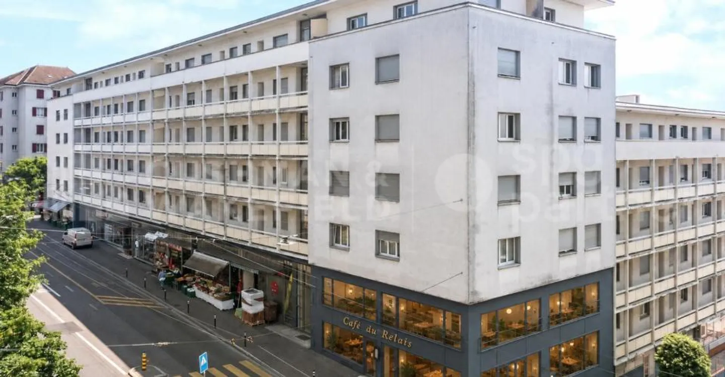 Spazio Commerciale con Alta Visibilità - Foto 1 di 13