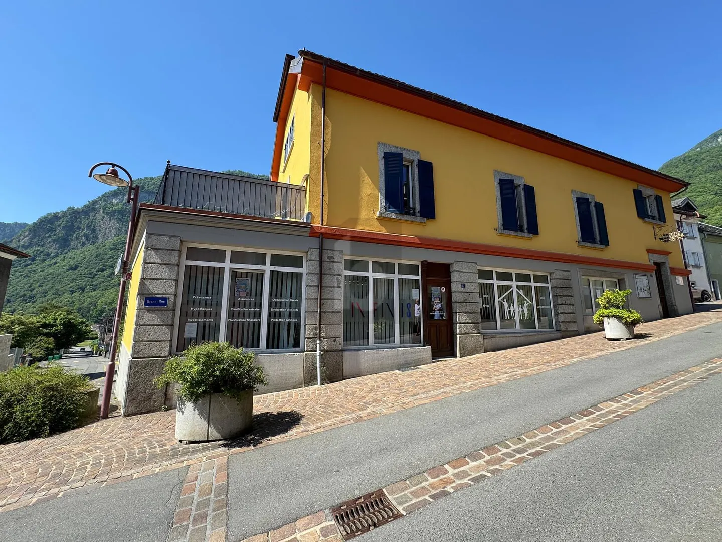 BRIGHT, MODULABLE AND STRATEGICALLY LOCATED - Photo 1 of 6