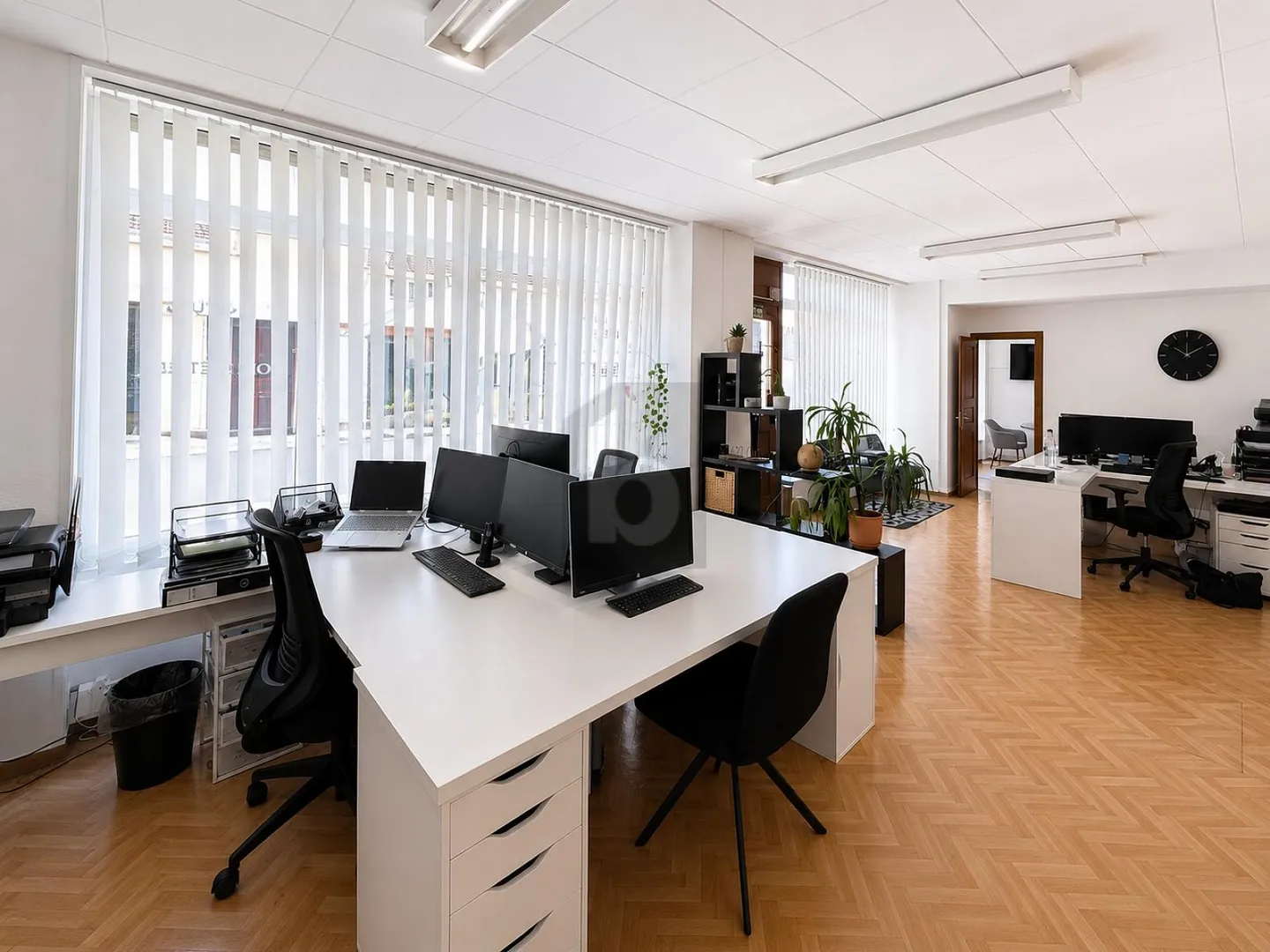 BRIGHT, MODULABLE AND STRATEGICALLY LOCATED - Photo 3 of 6
