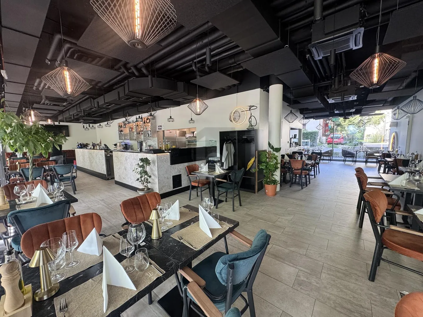 OPPORTUNITÉ AU CUR DUN QUARTIER EN PLEIN ESSOR - Foto 1 von 6