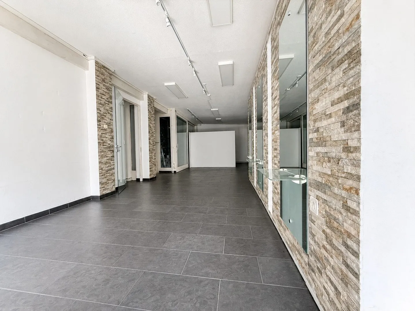 Versatile commercial space in a central location in Grenchen - Photo 2 of 8