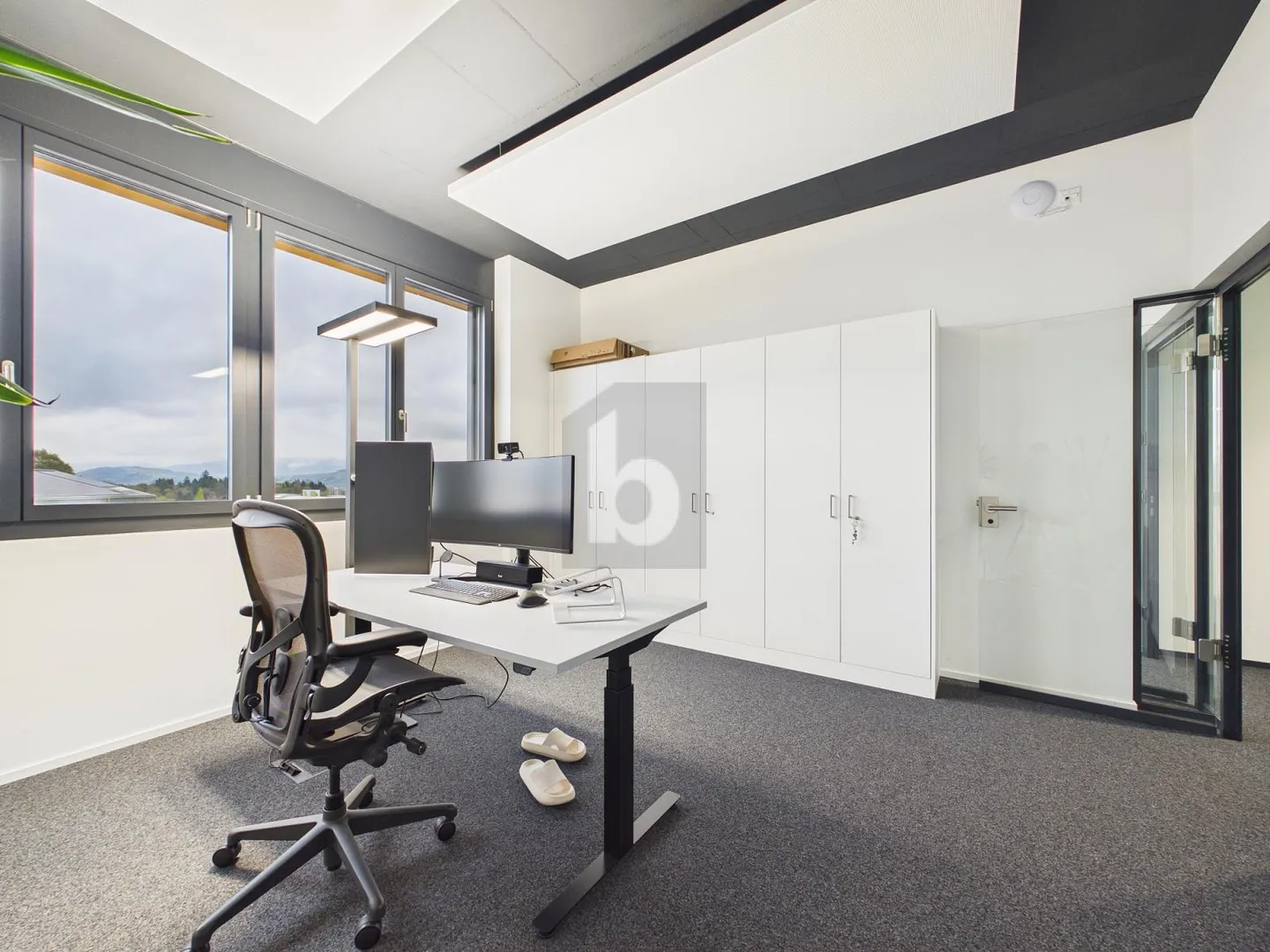 Modernes Attika-Büro mit Balkon - Foto 2 von 6