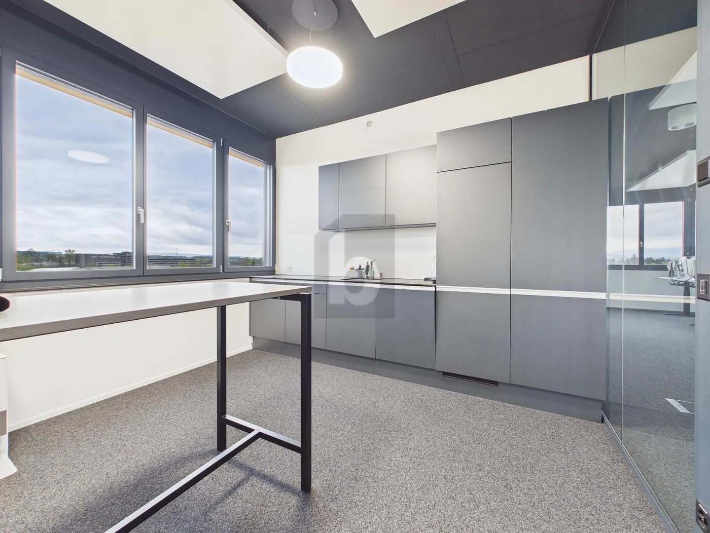 Modernes Attika-Büro mit Balkon - Foto 3 von 6