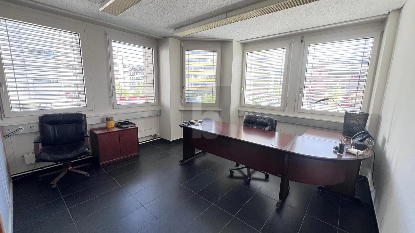RENOVATED, FUNCTIONAL & BRIGHT - Photo 3 of 6