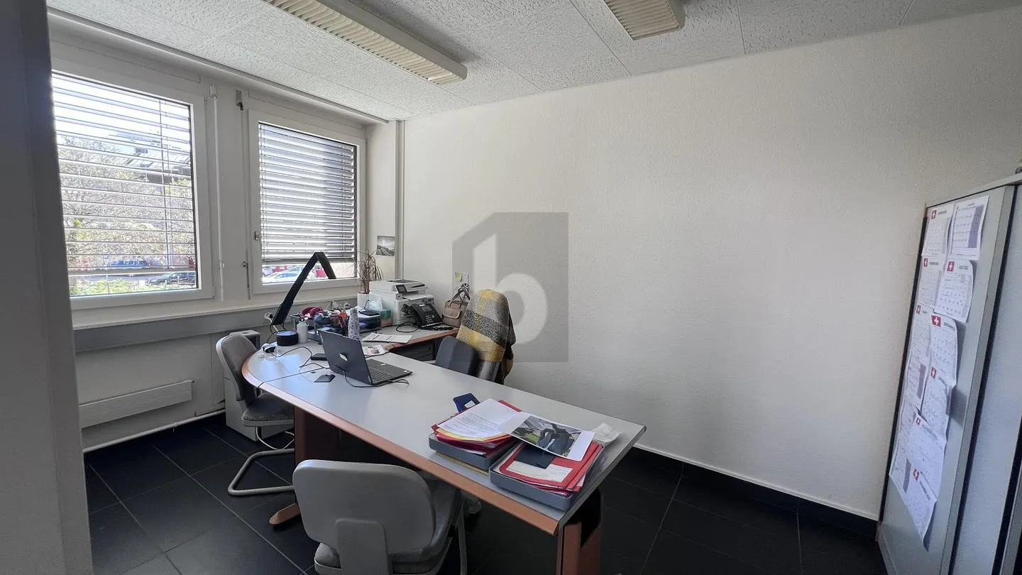 RENOVATED, FUNCTIONAL & BRIGHT - Photo 4 of 6