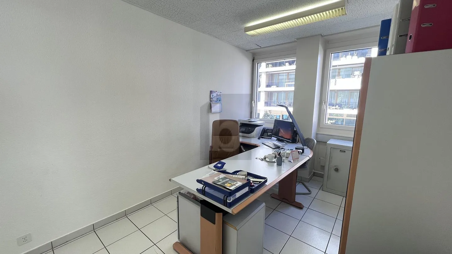 RENOVATED, FUNCTIONAL & BRIGHT - Photo 5 of 6