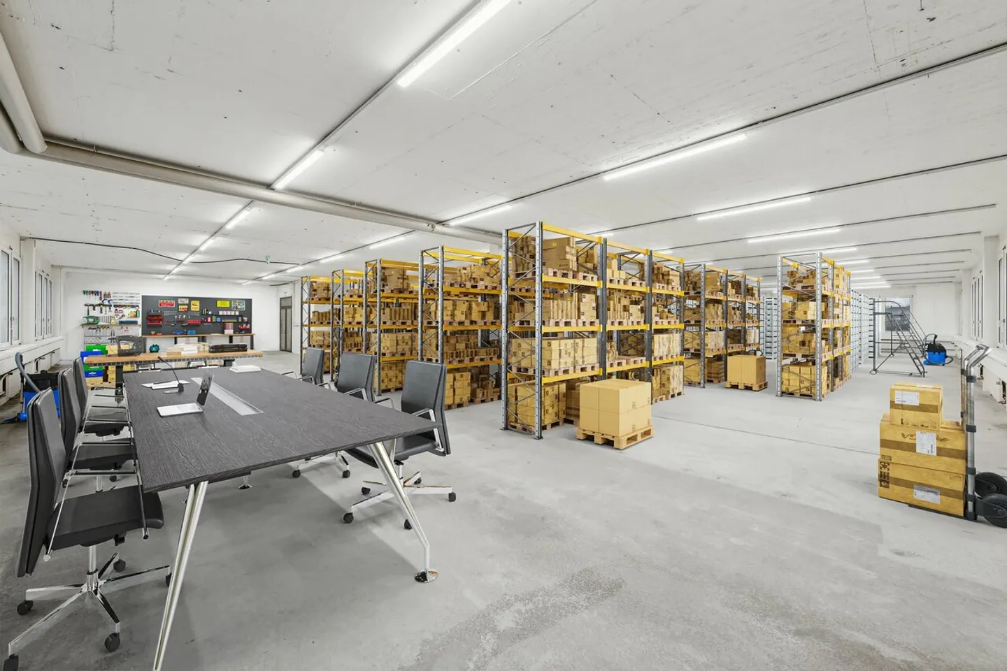 Flexible commercial space directly on the A1 - accessible, versatile - Photo 1 of 11