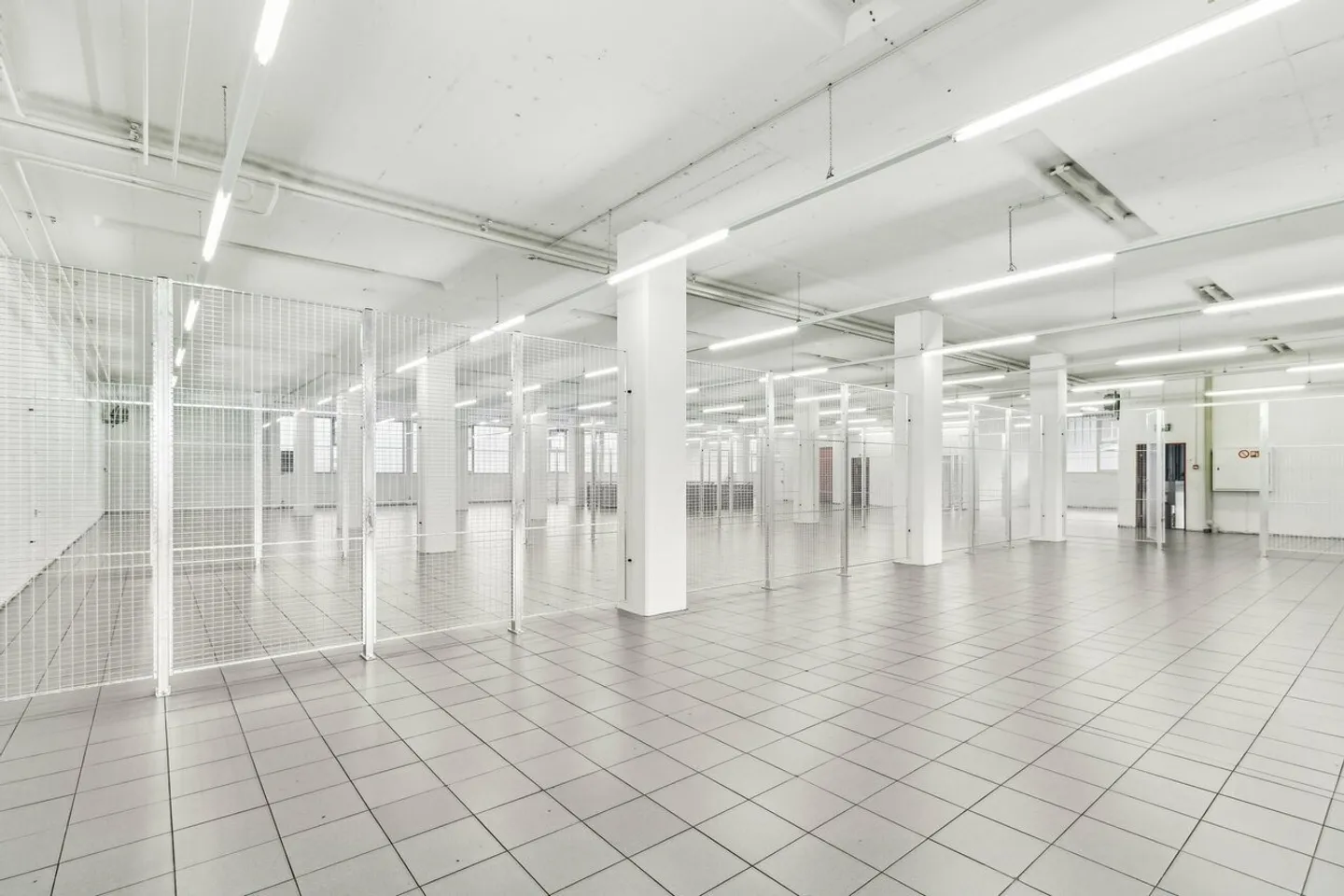422m2 Storage Space in an Ideal Location near the A14 - Photo 10 of 13