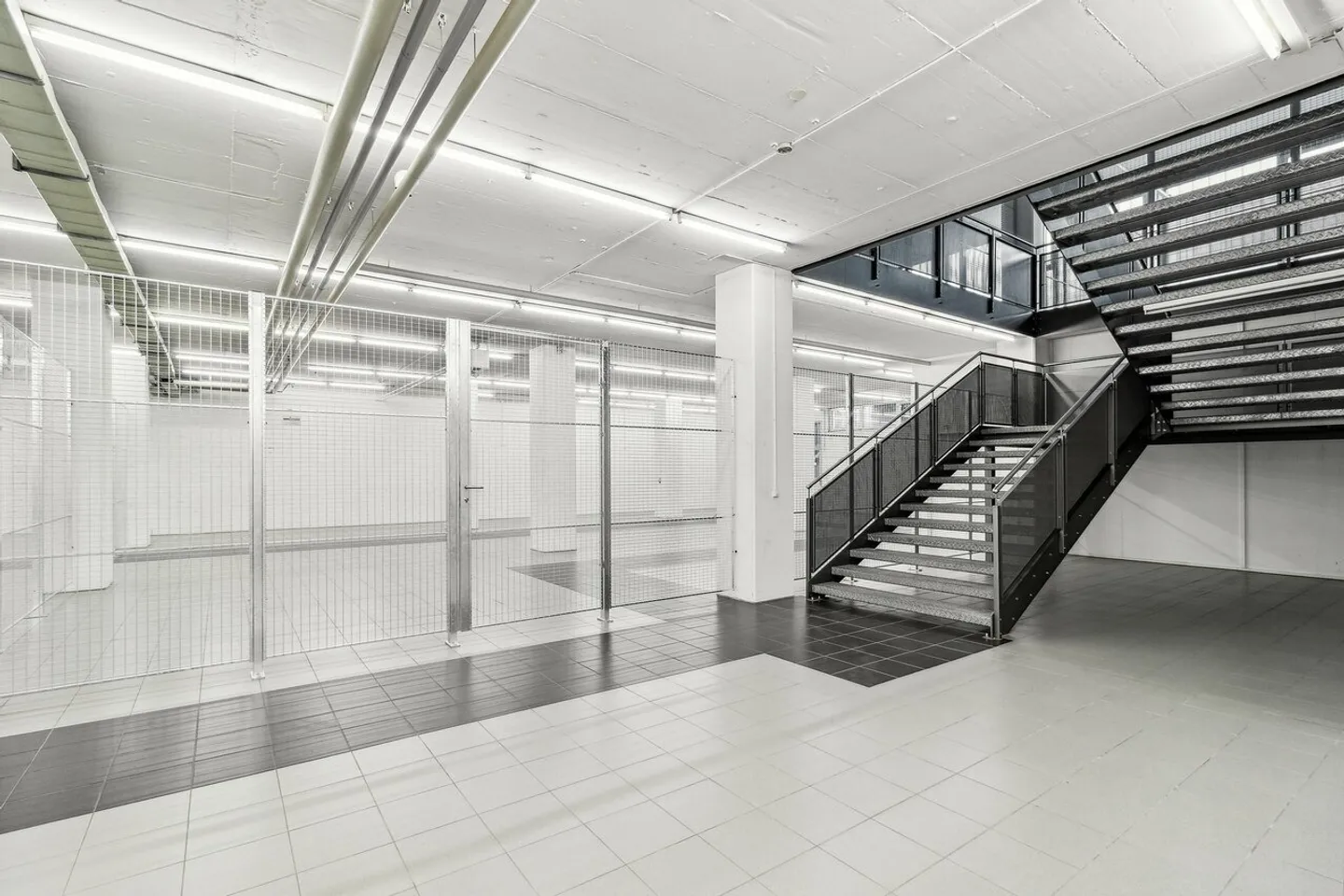 262m2 storage space in an ideal location near the A14 - Photo 6 of 13