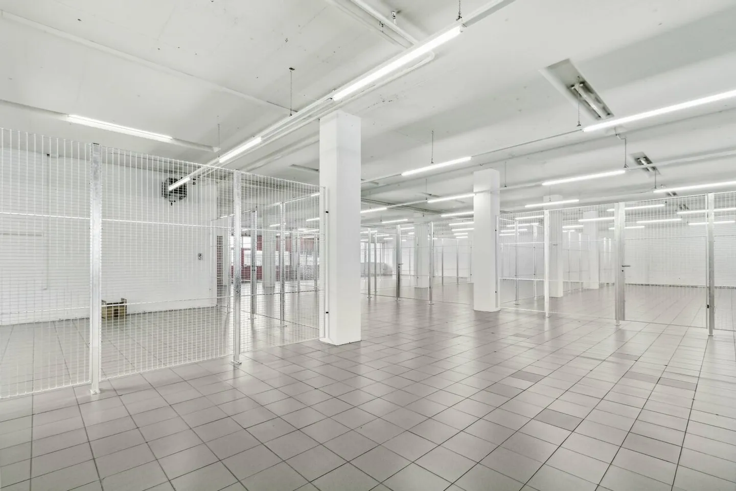 262m2 storage space in an ideal location near the A14 - Photo 8 of 13