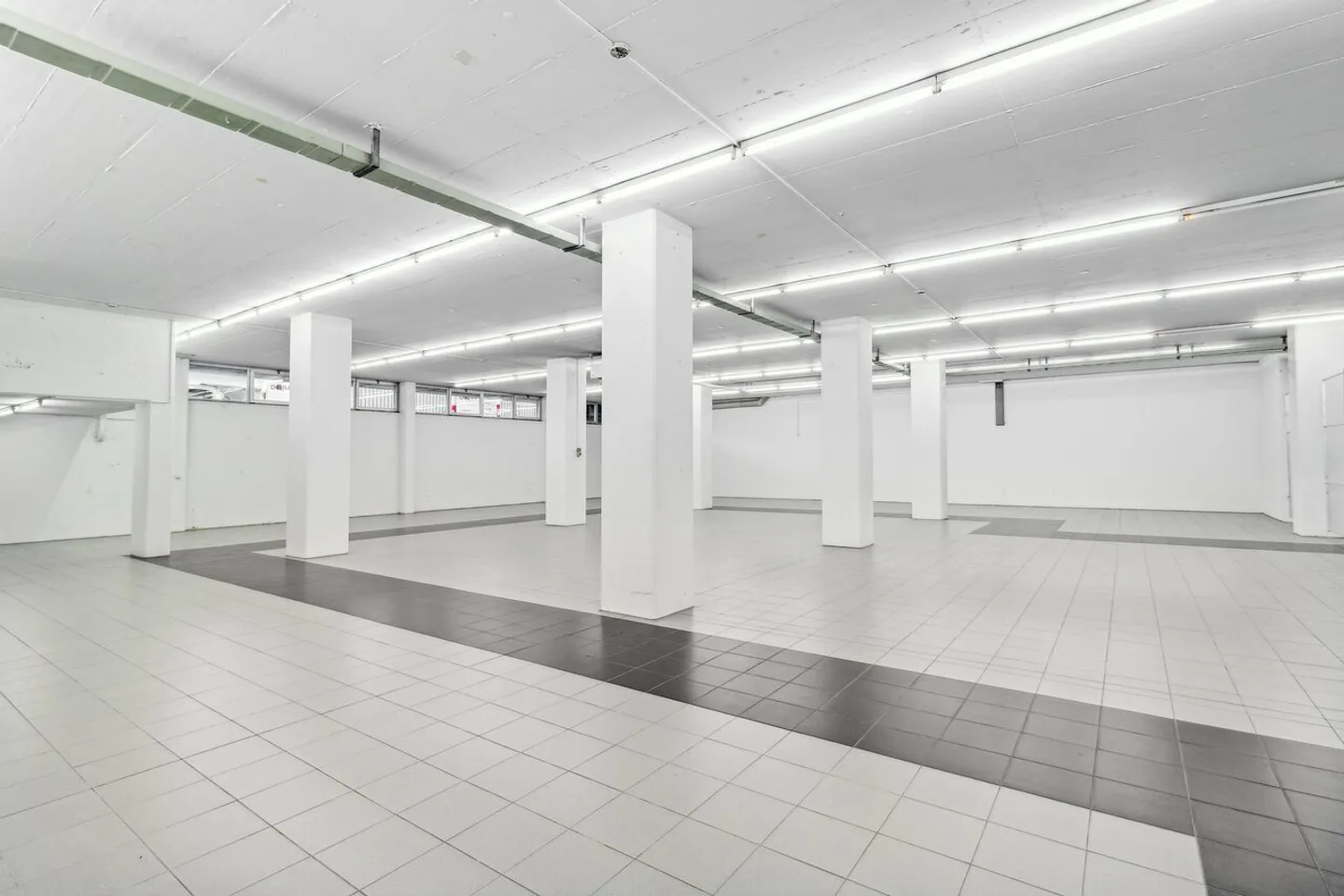 123m2 storage space in an ideal location near the A14 - Photo 3 of 13