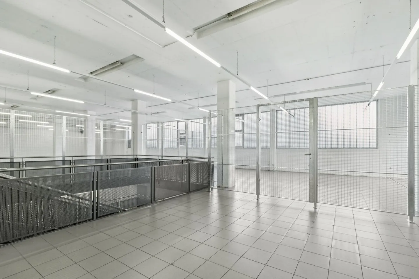 123m2 storage space in an ideal location near the A14 - Photo 1 of 13