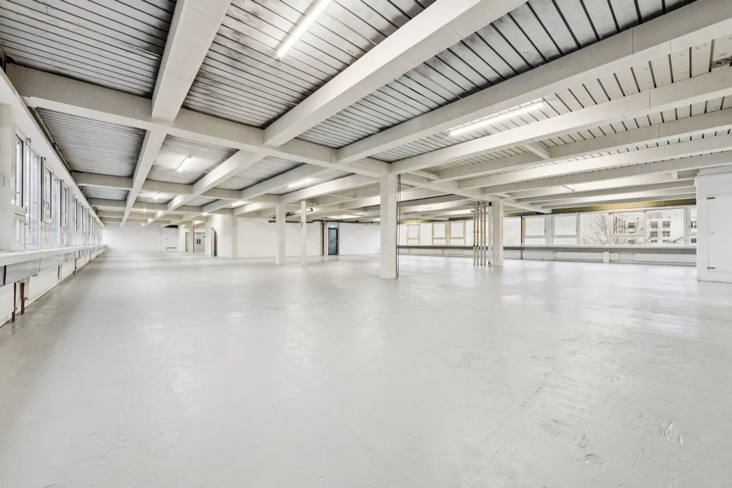 Commercial space or studio with office and production area - Photo 3 of 12