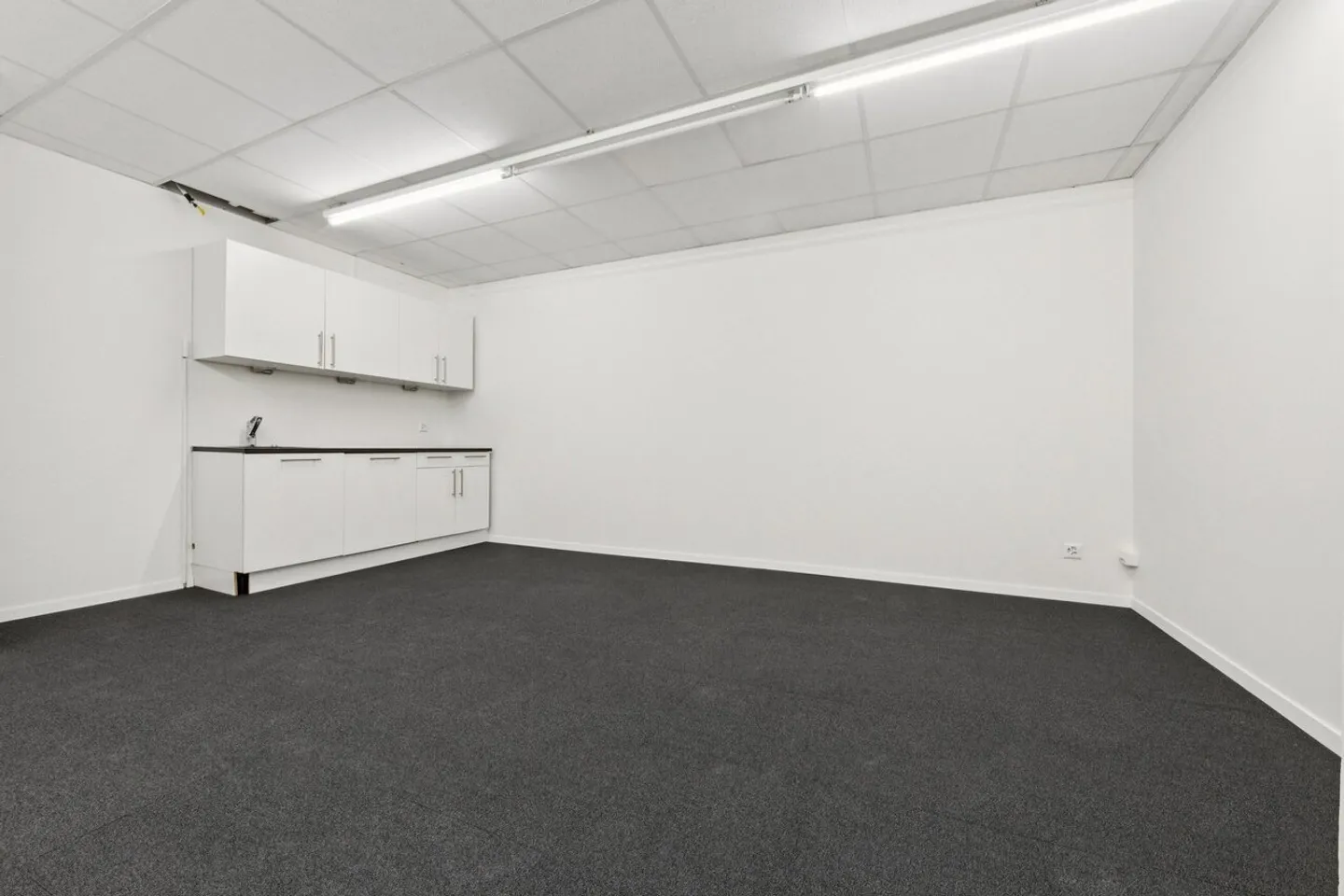Commercial space or studio with office and production area - Photo 9 of 12