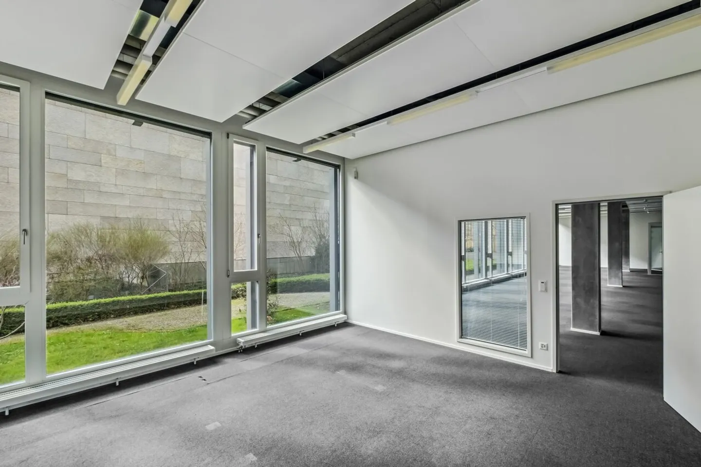 Modern Ground Floor Space in High-Quality Office Building in Steinhausen - Photo 3 of 7