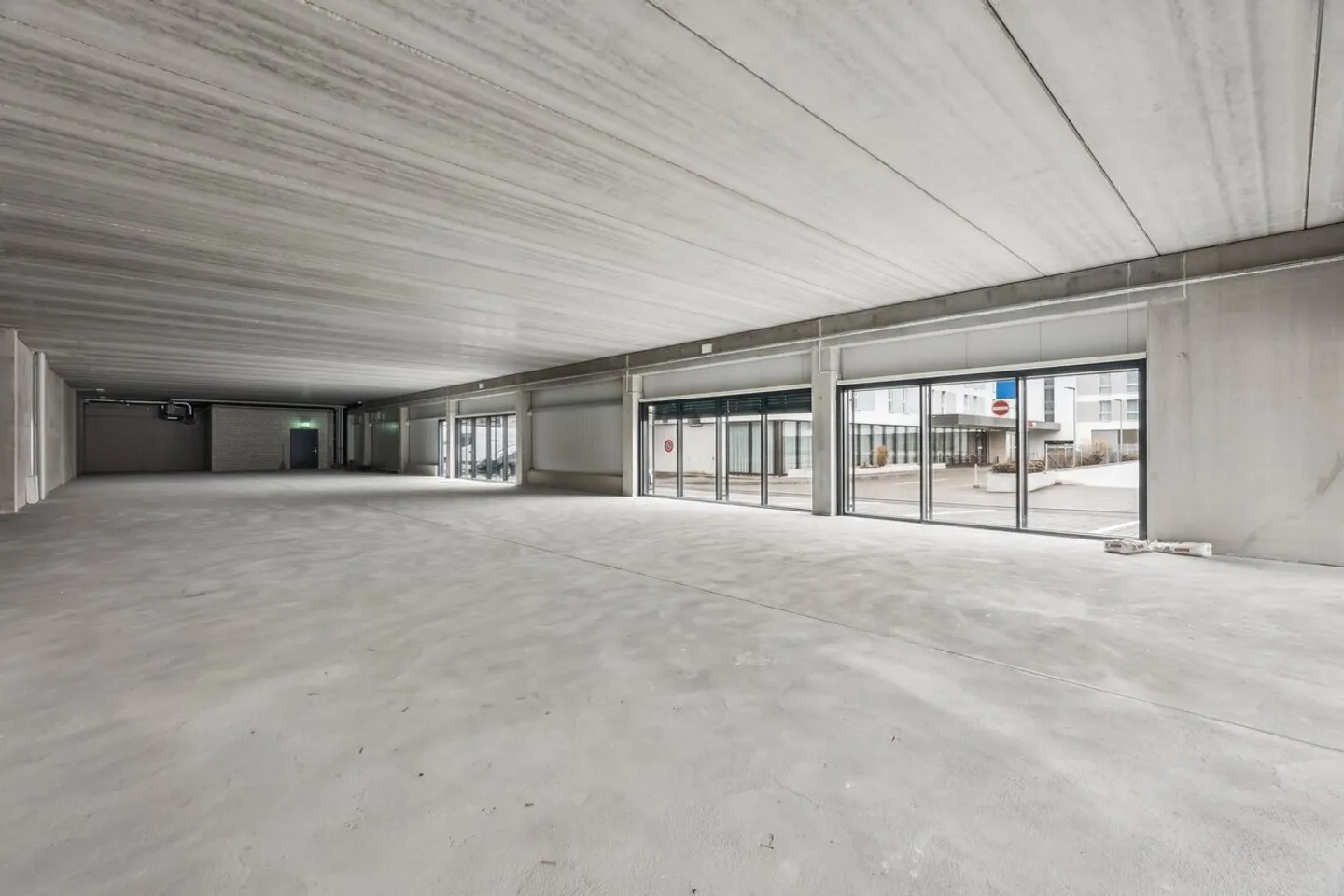Versatile commercial space in shell construction in an excellently developed location - Photo 3 of 7