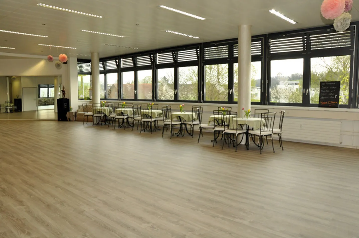 Versatile & Inviting - Your Commercial Space in Oberglatt - Photo 2 of 6