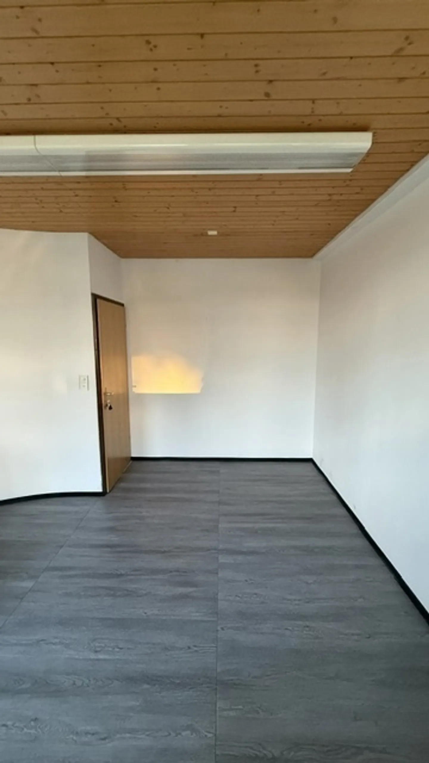Bright Workspaces with Natural Charm - Photo 2 of 5