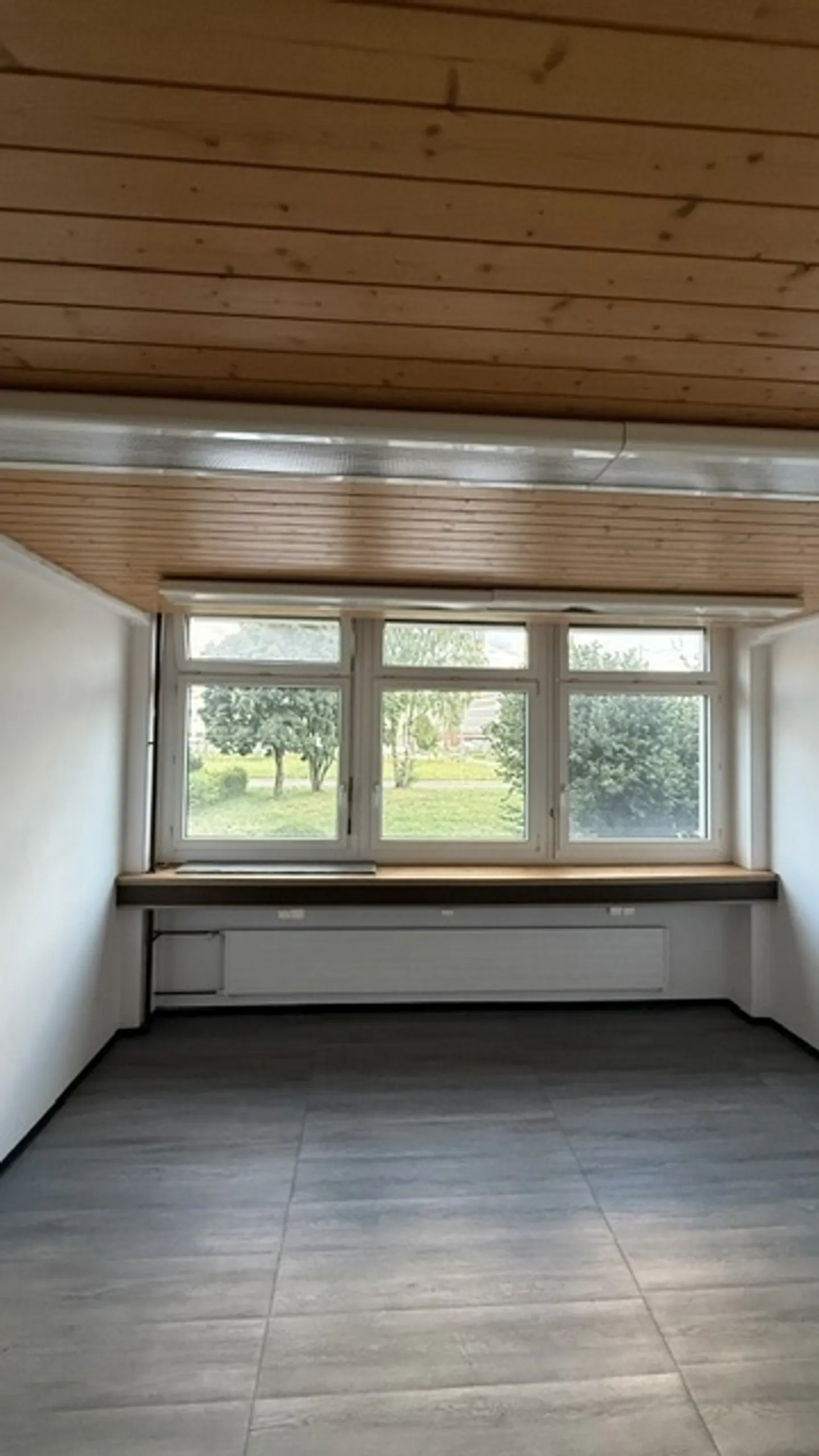 Bright Workspaces with Natural Charm - Photo 1 of 5