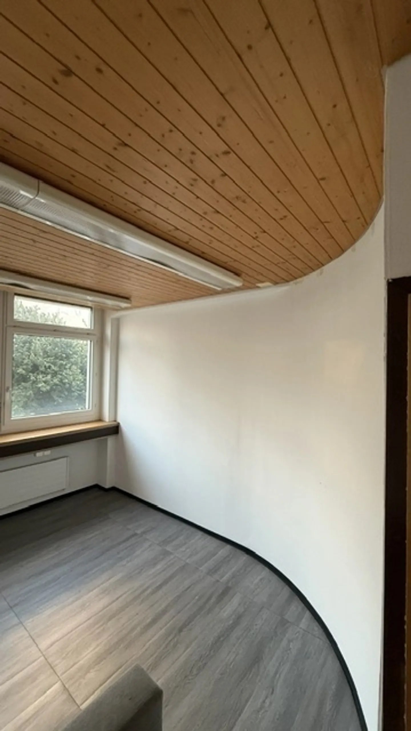 Bright Workspaces with Natural Charm - Photo 3 of 5